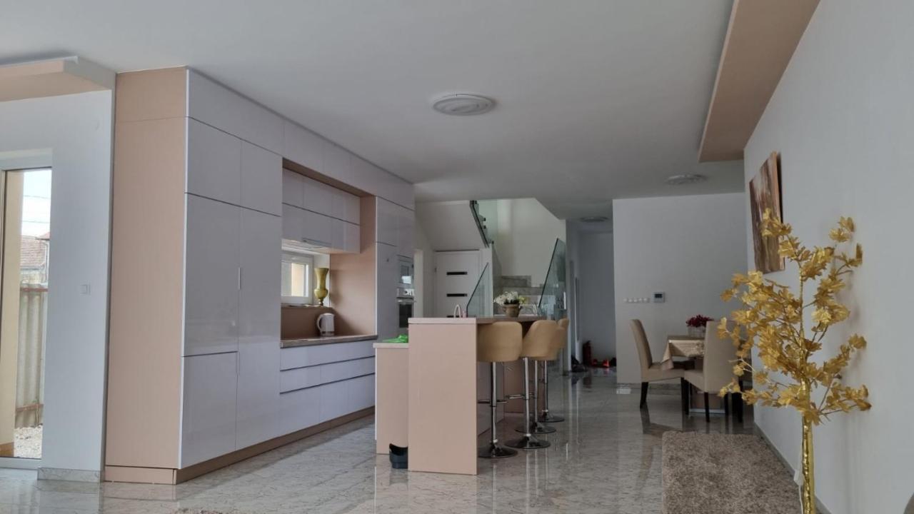 Sarkcsillag Teljes Csaladihaz- Star Complete Family House Lägenhet Szeged Exteriör bild
