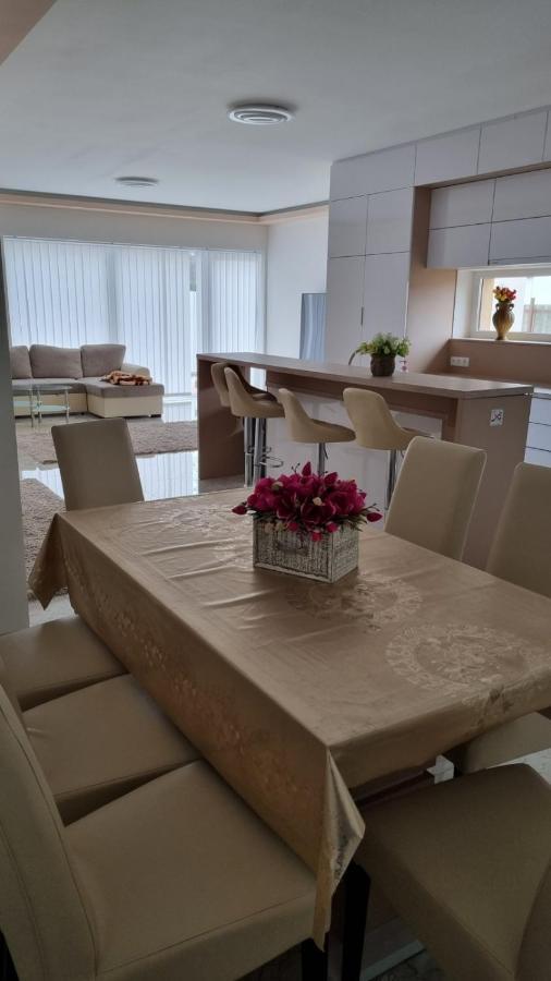Sarkcsillag Teljes Csaladihaz- Star Complete Family House Lägenhet Szeged Exteriör bild