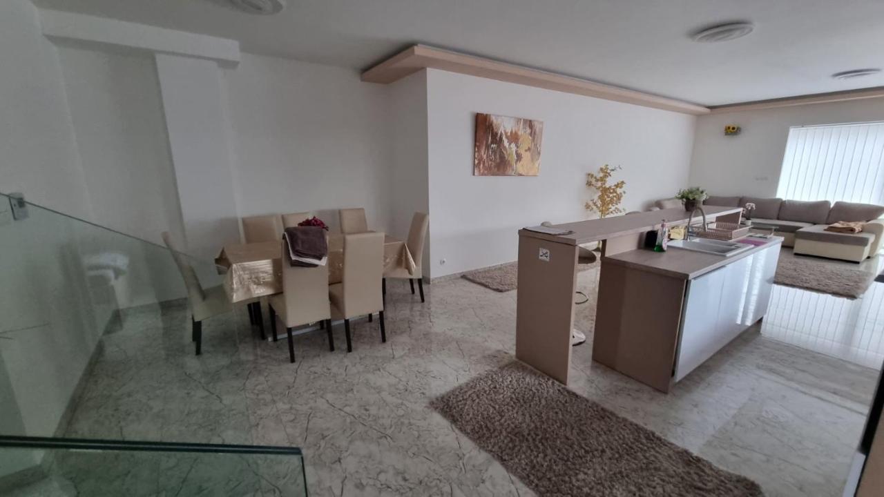 Sarkcsillag Teljes Csaladihaz- Star Complete Family House Lägenhet Szeged Exteriör bild